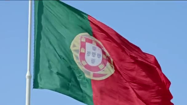 Στενή Θέα Της Μεγάλης Εθνικής Σημαίας Της Πορτογαλίας Που Κυματίζει — Αρχείο Βίντεο