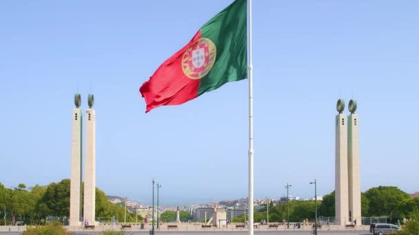 在爱德华七世公园的蓝天 一个晴朗的晴天 葡萄牙的国旗在风中飘扬 爱国主义 欧盟成员国 真的4K — 图库视频影像