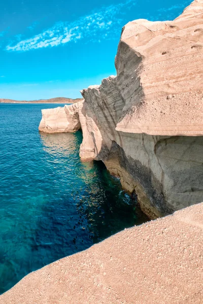 希腊米洛斯岛爱琴海萨拉基尼科海滩著名的白色岩石 没有人 空旷的悬崖峭壁 夏日的阳光 清澈的大海 蔚蓝的大海 清澈的天空 青蓝的色彩 美丽的风景 — 图库照片