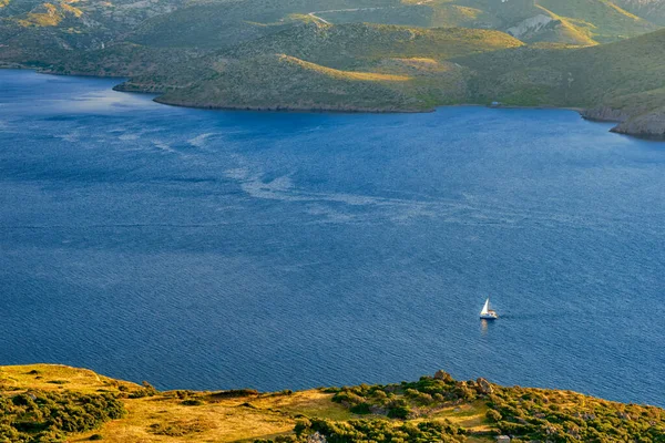 Lonely Sailboat Small Yacht Navigating Harbour Aegean Sea Milos Island — 图库照片
