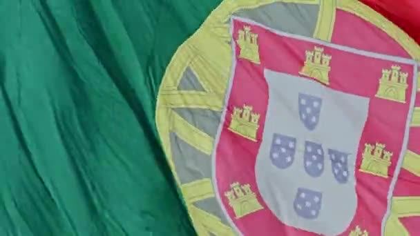 Közelkép Portugália Nagy Nemzeti Zászlójáról Amint Balról Jobbra Lengeti Szelet — Stock videók