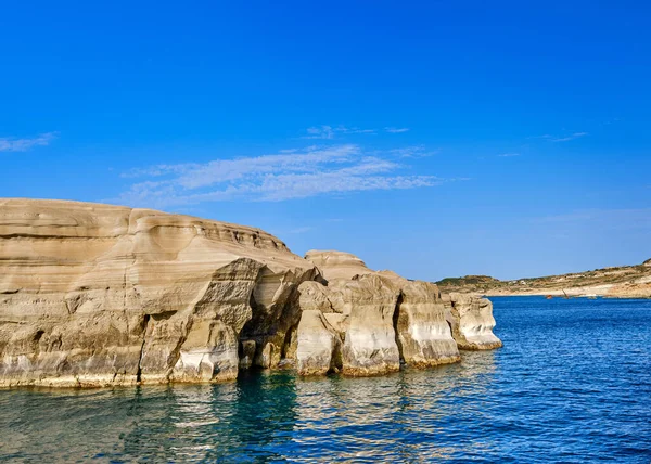 地中海岛屿高山斜坡的美丽景色 蓝色的海水 清澈的蓝天 灿烂的阳光 爱琴海的岩石和小岛 — 图库照片