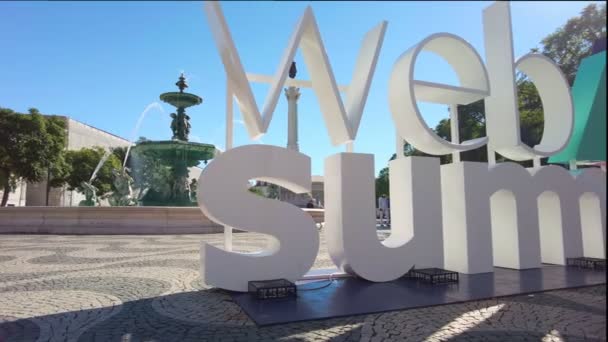 Веб Саміт Знак Міській Площі Россіо Сонячний День Лісабон Португалія — стокове відео