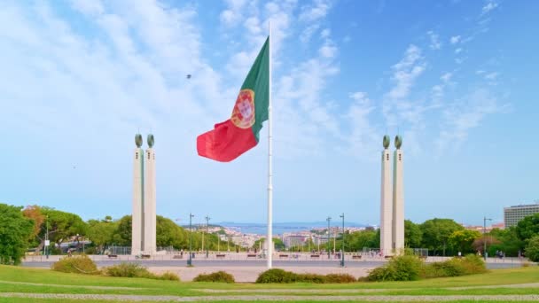 Μεγάλη Εθνική Σημαία Της Πορτογαλίας Κυματίζει Στον Άνεμο Την Ηλιόλουστη — Αρχείο Βίντεο