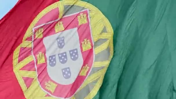 在晴朗阳光明媚的蓝天 葡萄牙国旗从右到左在风中飘扬的近景 爱国主义 欧盟成员国 真的4K — 图库视频影像