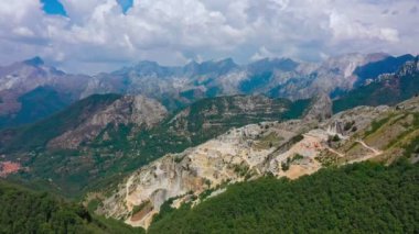 İtalya, Carrara 'daki ApuAlps' teki mermer ocağının yavaş havadan çekilmiş görüntüsü. Güneşli bir günde insansız hava aracı vuruldu. Antik Roma 'dan beri kazılan meşhur beyaz Carrara mermeri. Birçok başyapıt için kullanıldı.