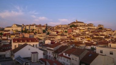 Portekiz 'in merkezindeki Coimbra' nın gece-gündüz zamanlaması çok güzel. Günbatımı, Avrupa 'nın en eski üniversitelerinden biri olan tarihi Coimbra Üniversitesi ile birlikte şehir manzarası ve ufuk çizgisine yavaşça düşüyor.