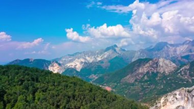 Apuan Alps, Carrara, İtalya 'daki yavaş hava atışları mermer ocağını gösteriyor. Güneşli bir günde insansız hava aracı vuruldu. Antik Roma 'dan beri kazılan meşhur beyaz Carrara mermeri. Birçok başyapıt için kullanıldı.