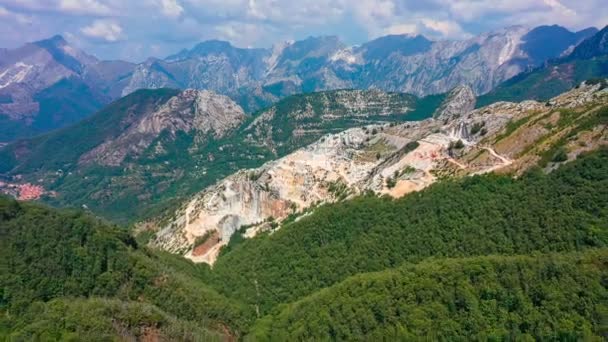 Powolna Antena Wstecz Odsłaniająca Ujęcie Kamieniołomu Marmuru Alpach Apuańskich Carrara — Wideo stockowe