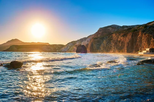 Пейзаж Пляже Фьюрика Милос Греция Низкое Солнце Над Лазурными Морскими — стоковое фото