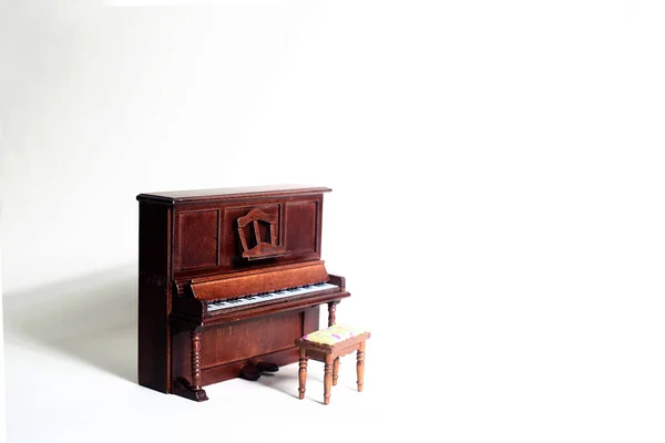 Музыкальная Концепция Пианино Стул Спины Розовом Фоне — стоковое фото