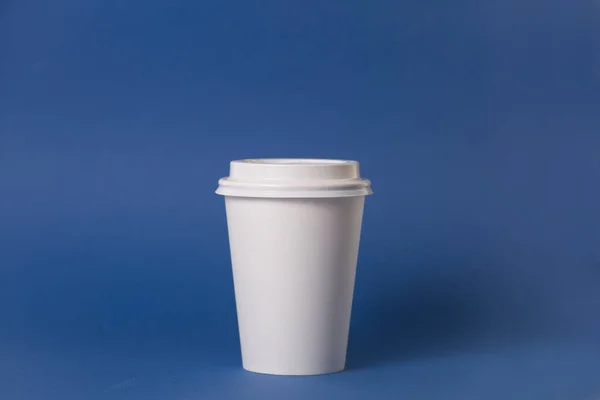 蓝色背景的白色咖啡杯 图像包含复制空间 — 图库照片