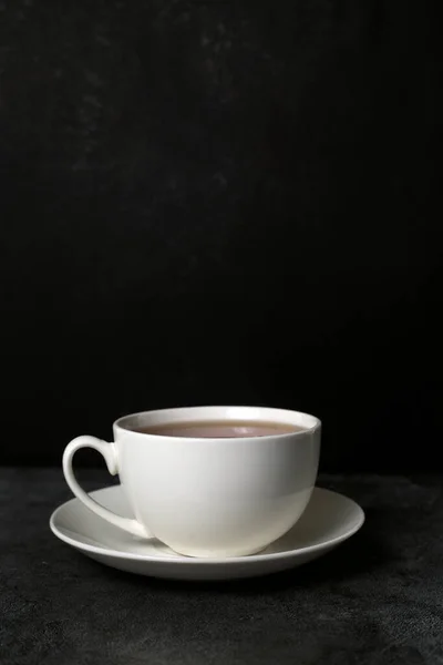 Xícara Branca Chá Pires Isolado Fundo Escuro Imagem Contém Espaço — Fotografia de Stock
