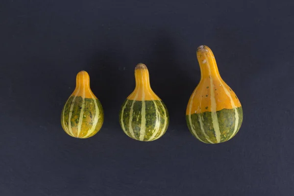 Drie Oranje Pompoenen Geïsoleerd Zwarte Achtergrond Lelijk Voedselconcept Afbeelding Bevat — Stockfoto