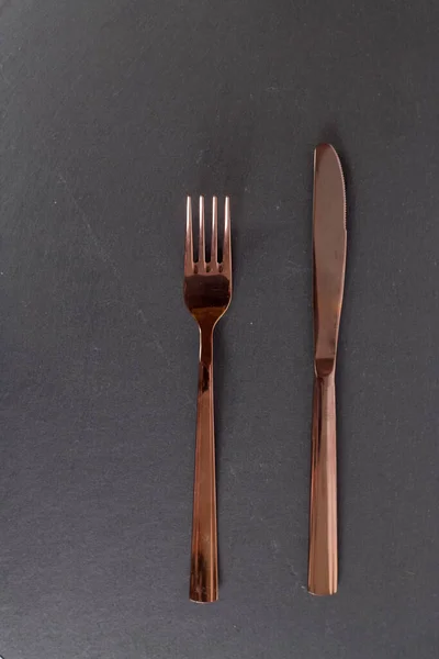 Tischdekoration Eine Gabel Und Ein Messer Isoliert Auf Schwarzem Hintergrund — Stockfoto