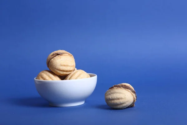 Weiße Schüssel Mit Keksen Isoliert Auf Blauem Hintergrund Bild Enthält — Stockfoto
