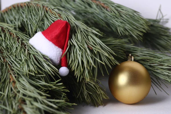 Kerstconcept Kerstbal Kerstmuts Tegen Dennenboomtakken — Stockfoto