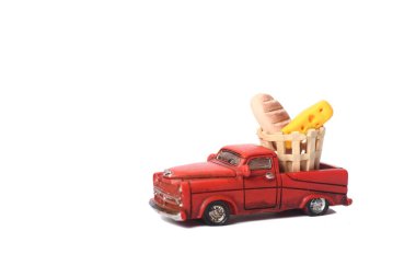 Yemek teslimatı konsepti. Kırmızı pikap içinde ekmek ve peynir. Beyaz arka planda izole edilmiş. Resim kopyalama alanı içeriyor