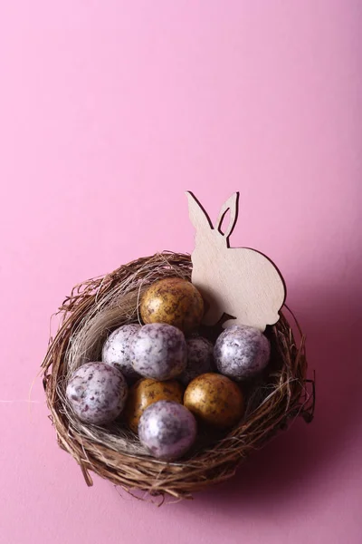 Concetto Pasquale Coniglio Nido Con Uova Cioccolato Sfondo Rosa Immagine — Foto Stock