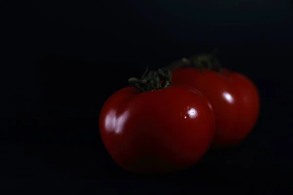 Gesundes Essen Zwei Rote Tomaten Isoliert Auf Schwarzem Hintergrund Bild — Stockfoto