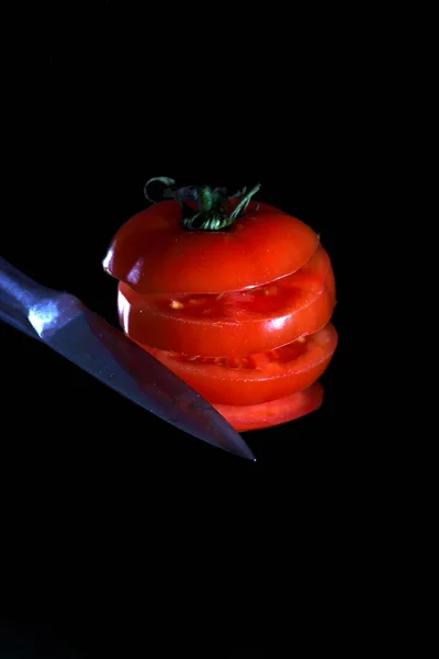 Latająca Koncepcja Jedzenia Pomidor Krojony Nóż Lewitujący Czarnym Tle Obraz — Zdjęcie stockowe