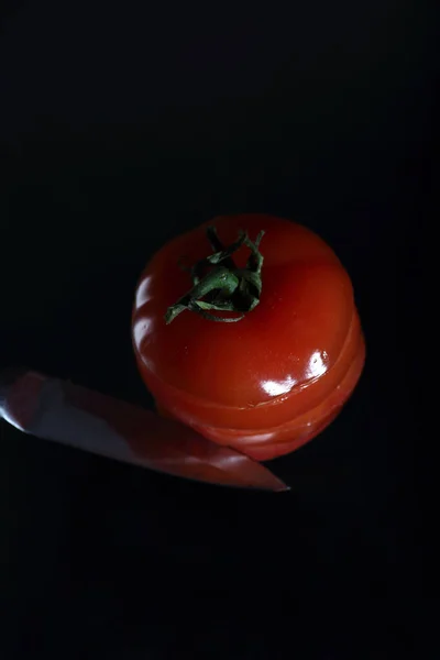 Flying Food Concept Cut Tomato Knife Levitating Black Background Flat — Stock Photo, Image