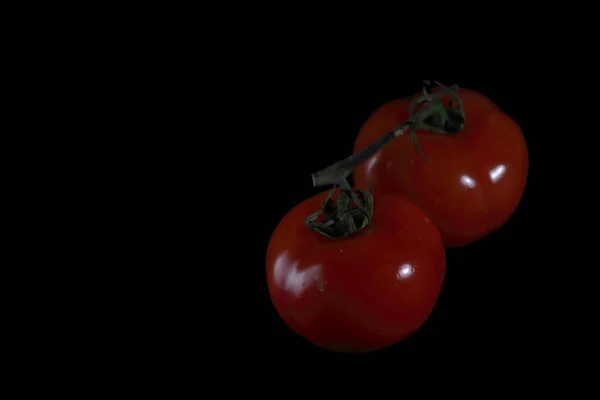 Conceito Alimentação Saudável Dois Tomates Vermelhos Isolados Sobre Fundo Preto — Fotografia de Stock