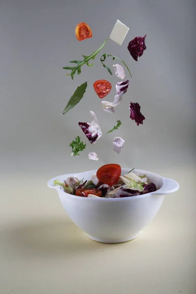 Gesundes Ernährungskonzept Salat Pourig Weiße Schüssel Vor Hellem Hintergrund Bild — Stockfoto