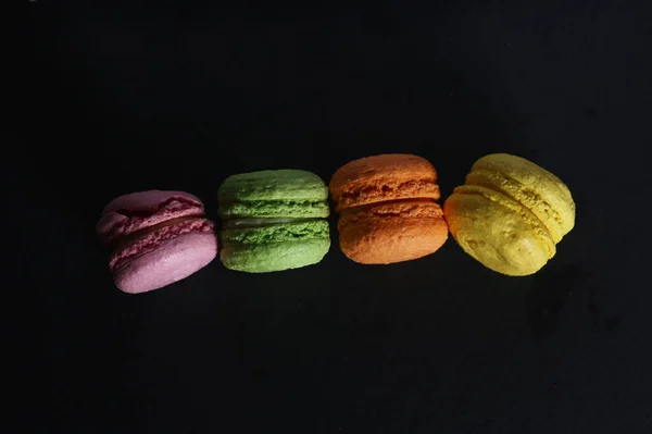 Sweet Food Concept Vier Macarons Geïsoleerd Zwarte Achtergrond Afbeelding Bevat — Stockfoto