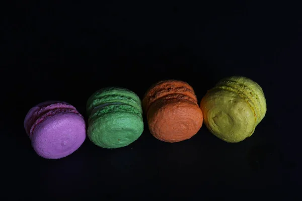 Sweet Food Concept Vier Macarons Geïsoleerd Zwarte Achtergrond Plat Lay — Stockfoto