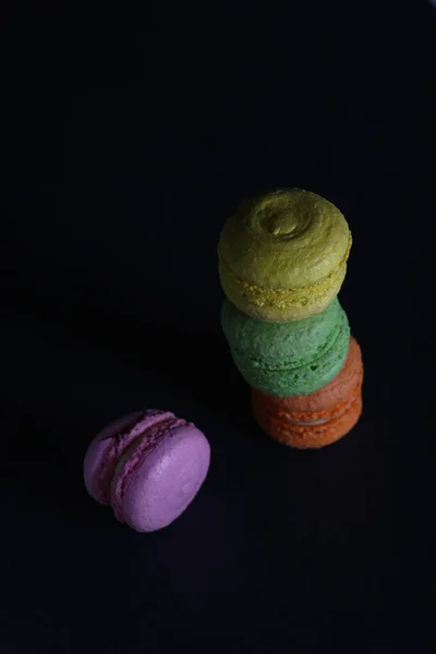 Sweet Food Concept Een Stapel Macarons Geïsoleerd Zwarte Achtergrond Afbeelding — Stockfoto