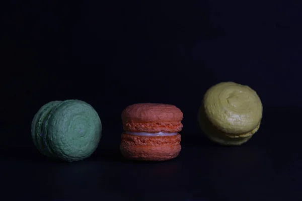 Sweet Food Concept Drie Macarons Geïsoleerd Zwarte Achtergrond Afbeelding Bevat — Stockfoto