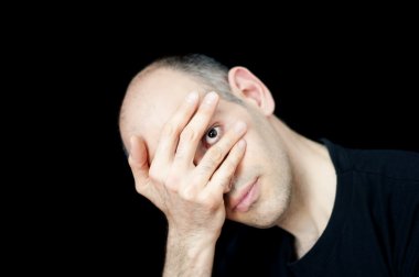 Adam parmaklarından bakıyor.