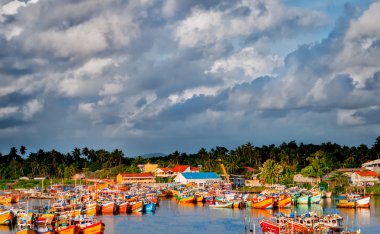 manzara renkli balıkçı tekneleri