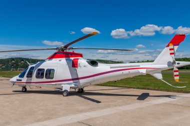 bir uçak pisti üzerinde helikopter