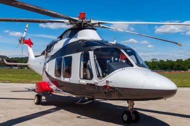 bir uçak pisti üzerinde helikopter