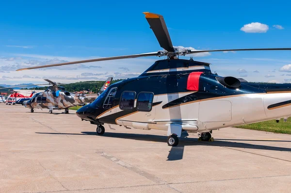 Vrtulníky na letiště — Stock fotografie