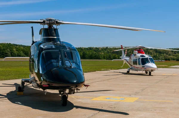 bir uçak pisti üzerinde helikopter
