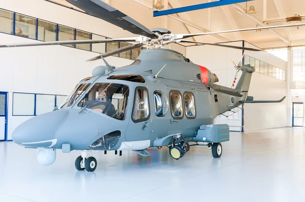 Helicóptero en hangar — Foto de Stock