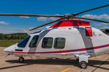 bir uçak pisti üzerinde helikopter