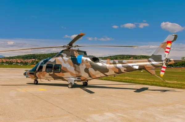 Elicottero su un campo d'aviazione — Foto Stock
