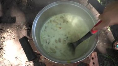 Geleneksel olarak pişirilmiş tempo lodeh açık havada yanıyor.