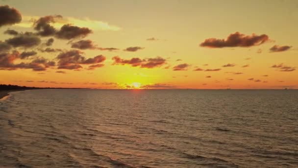 Αεροφωτογραφία Του Ηλιοβασιλέματος Και Της Παραλίας Που Λαμβάνονται Από Drone — Αρχείο Βίντεο