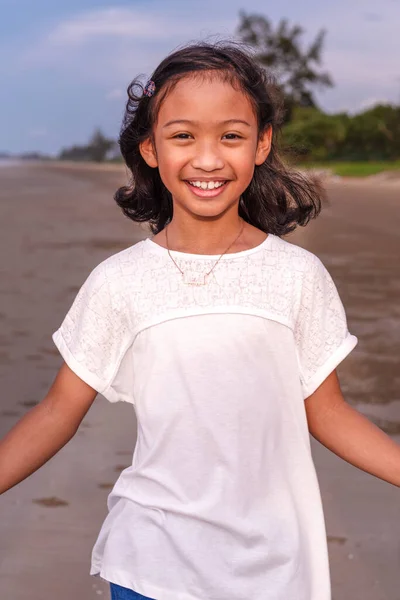 Лето Детство Досуг Люди Концепт Портрет Прекрасной Азиатской Улыбающейся Девушки — стоковое фото