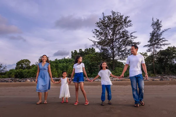 Familie Vrije Tijd Mensen Concept Jonge Actieve Ouders Met Drie — Stockfoto