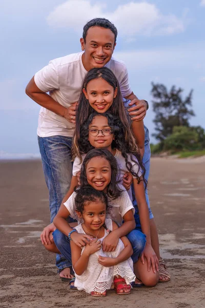 Счастливая Азиатская Семья Весело Проводящая Лето Пляже Многодетные Родители Детьми — стоковое фото