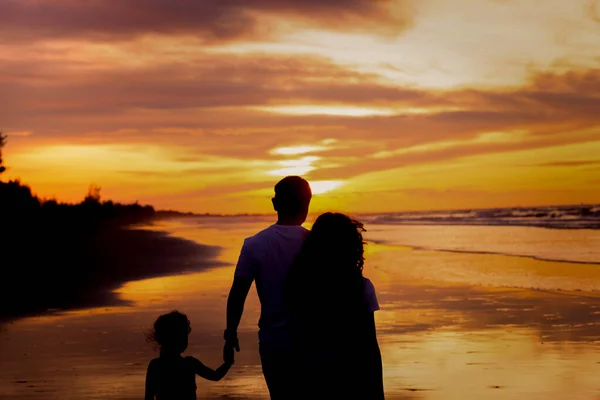 Silhouetten Van Een Gelukkige Vader Met Twee Dochters Het Strand — Stockfoto
