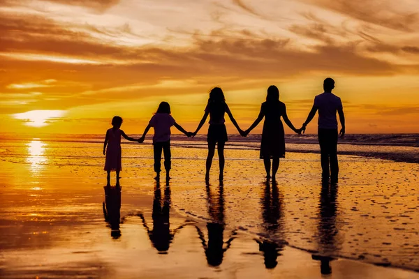 Silhouetten Van Grote Gelukkige Familie Die Elkaars Armen Het Strand — Stockfoto