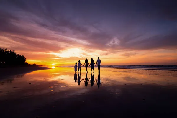 Silhouettes Happy Family Holding Hands Beach Sunset — Stock Photo, Image