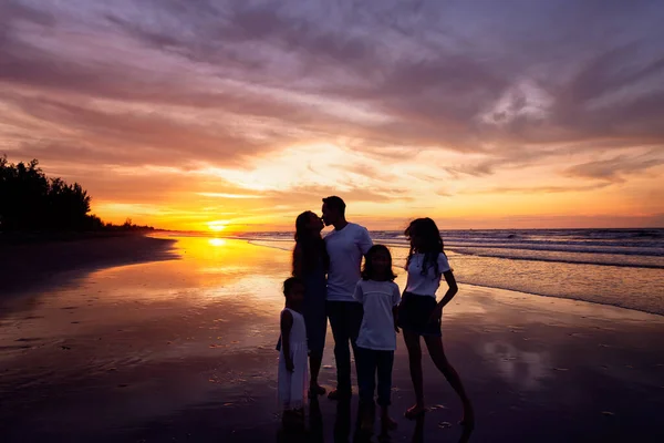 Silhouetten Einer Glücklichen Familie Strand Bei Sonnenuntergang — Stockfoto